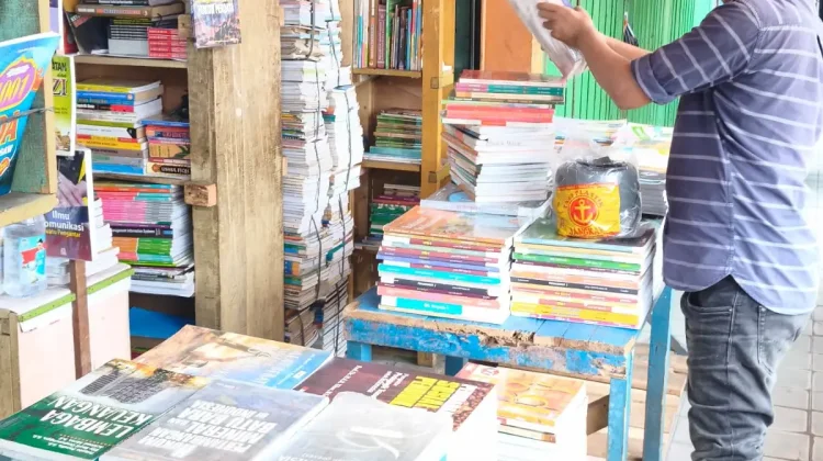 Toko Buku Bekas Pasar Tengah Kian Sepi Pembeli